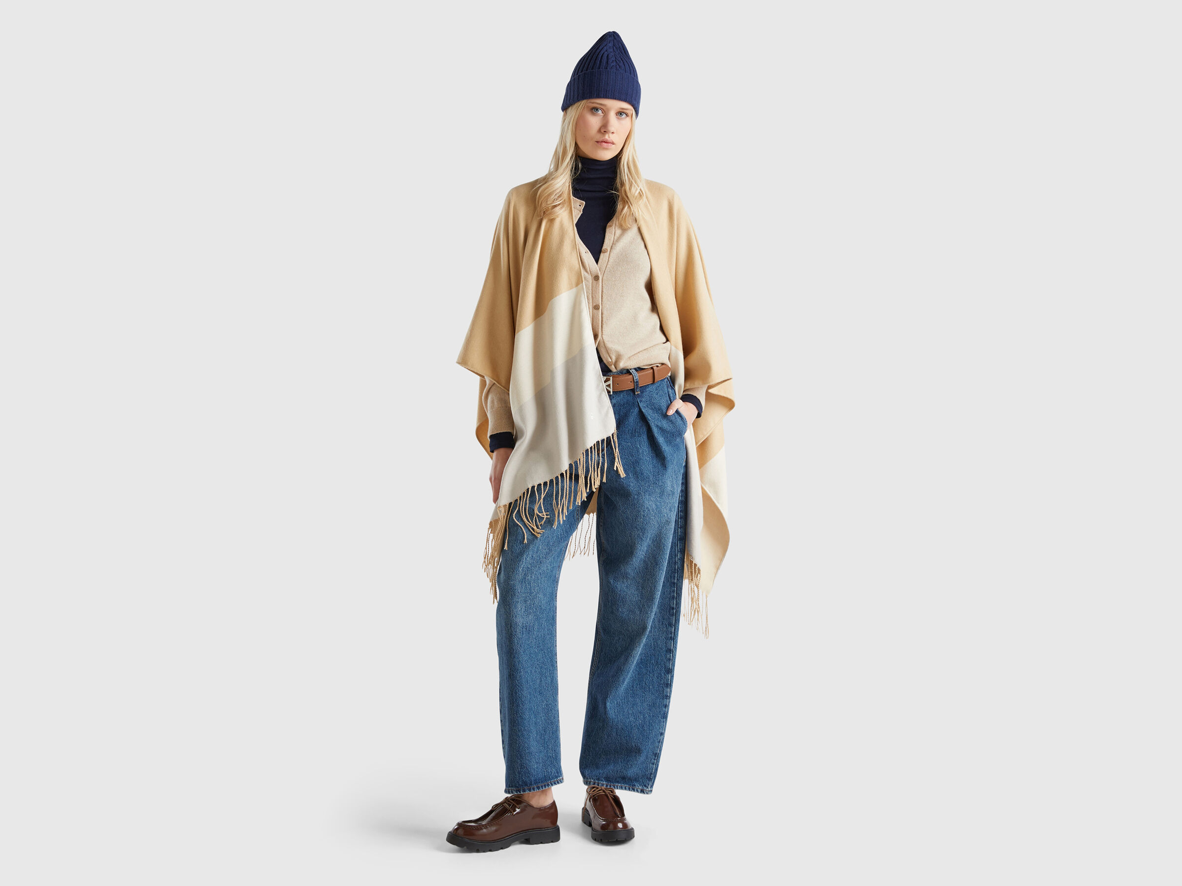CAPE Mujer image number 3